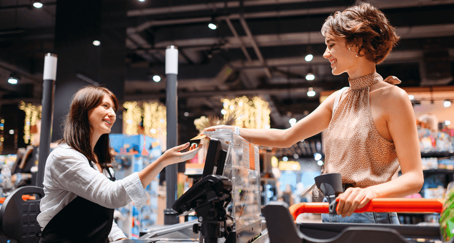 empleados que se ponen la camiseta con vales de despensa
